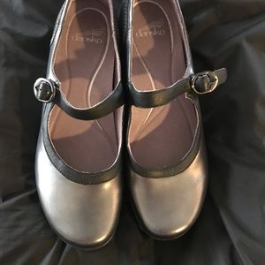Dansko Mary Jane style shoes in EUC. I don’t think they have been worn. EU sz 41